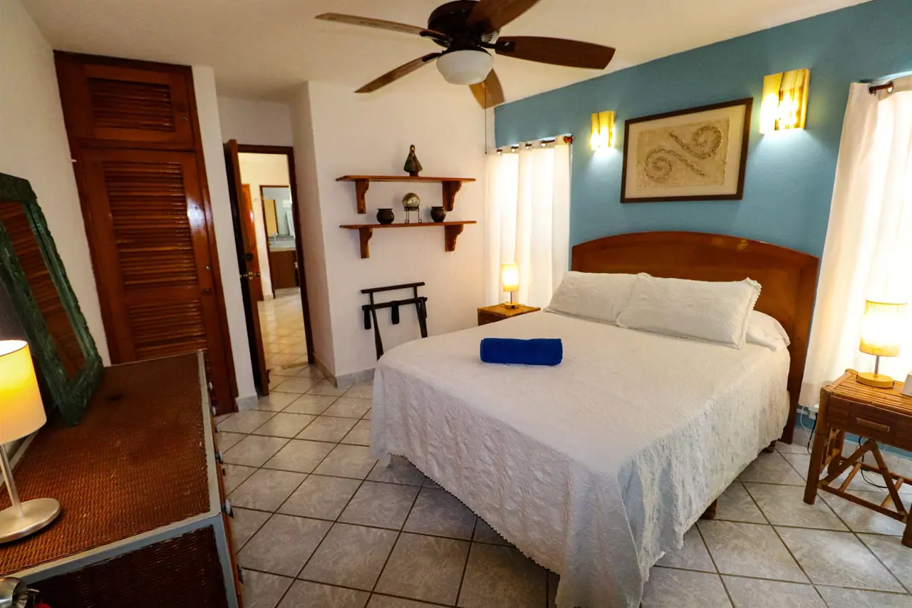 Queen bedroom with ceiling fan