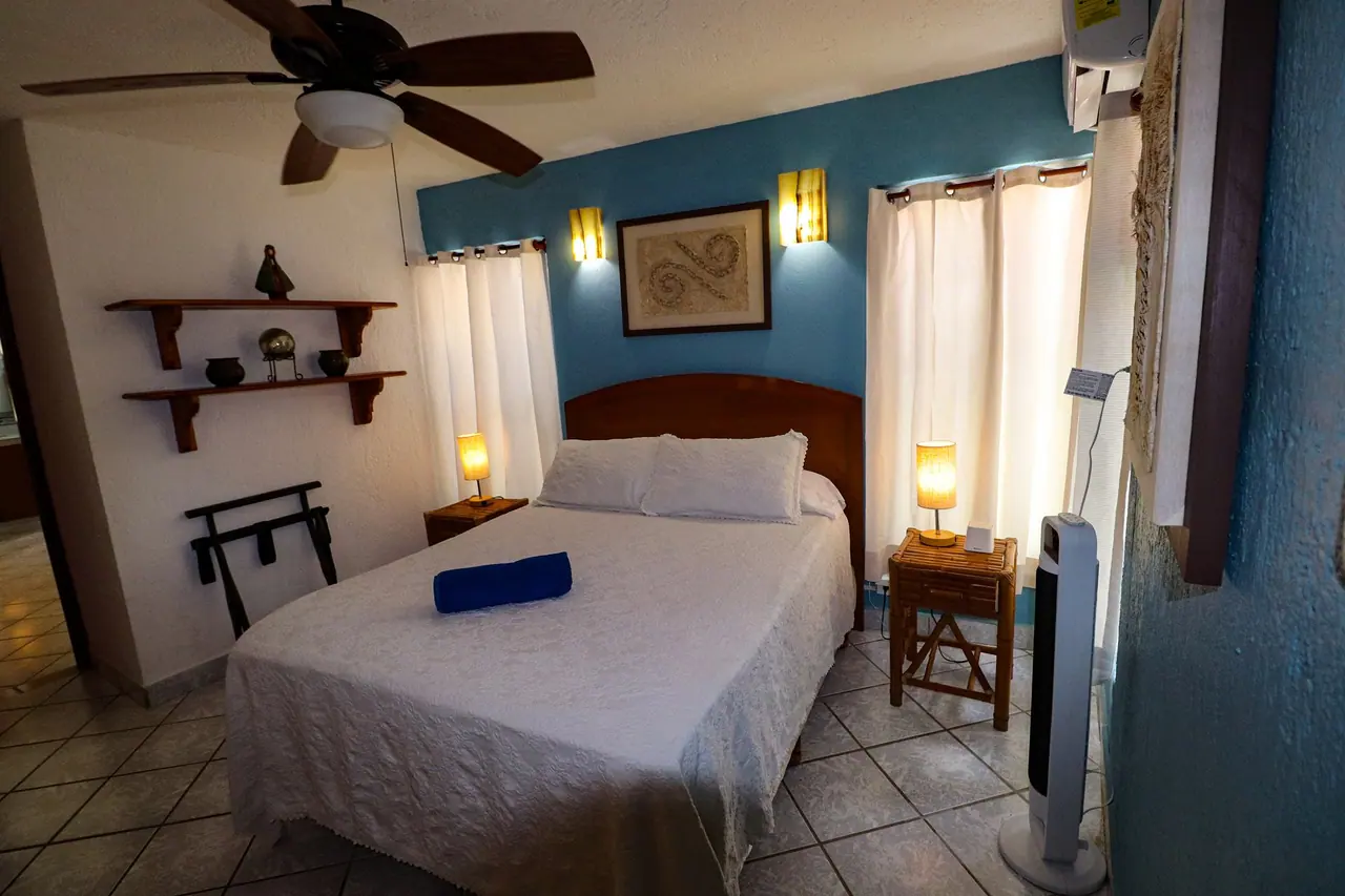 Queen bedroom detail